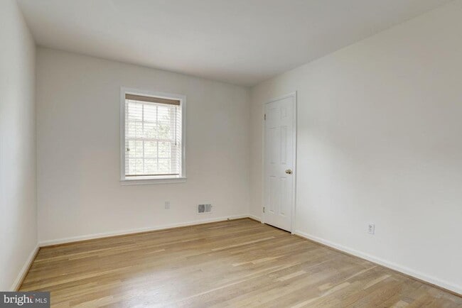 Building Photo - 10239 Gainsborough Rd