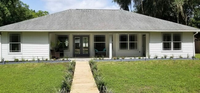 Building Photo - Stunning Home - Large Lot with 2 Car Garage!