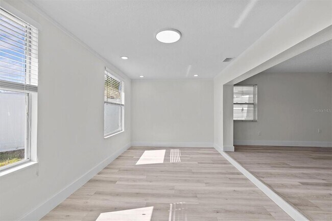 Building Photo - 310 Westwinds Dr E
