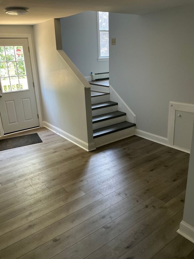 Building Photo - 558 Riverside Dr