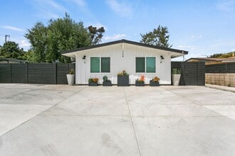 Building Photo - Center St (734)