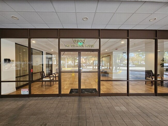 Building Photo - 6900 Bay Dr