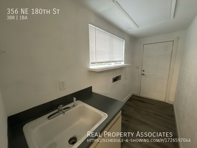 Building Photo - 356 NE 180th St