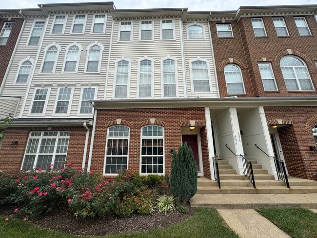 Primary Photo - Fantastic 2 Bed 2.5 Bath Interior Townhome...
