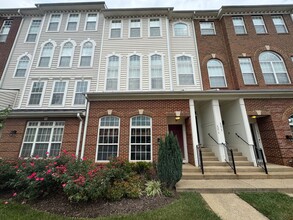 Building Photo - Fantastic 2 Bed 2.5 Bath Interior Townhome...