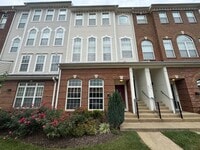 Building Photo - Fantastic 2 Bed 2.5 Bath Interior Townhome...