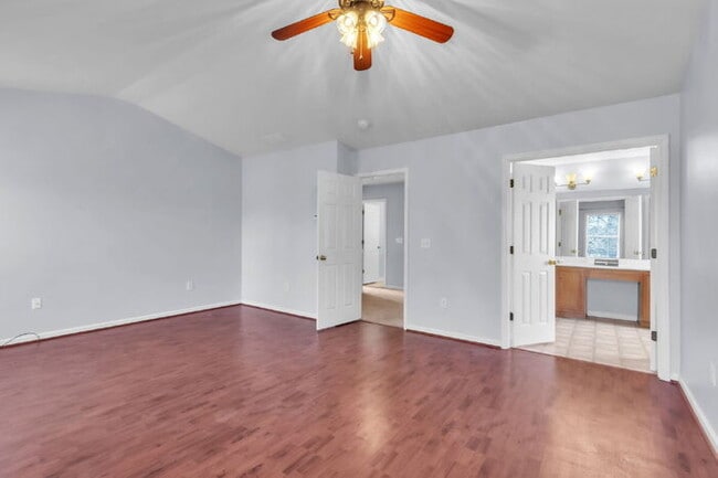 Building Photo - Spacious 4BR Home w/ Screened Porch, Fenced Yard & Great Location