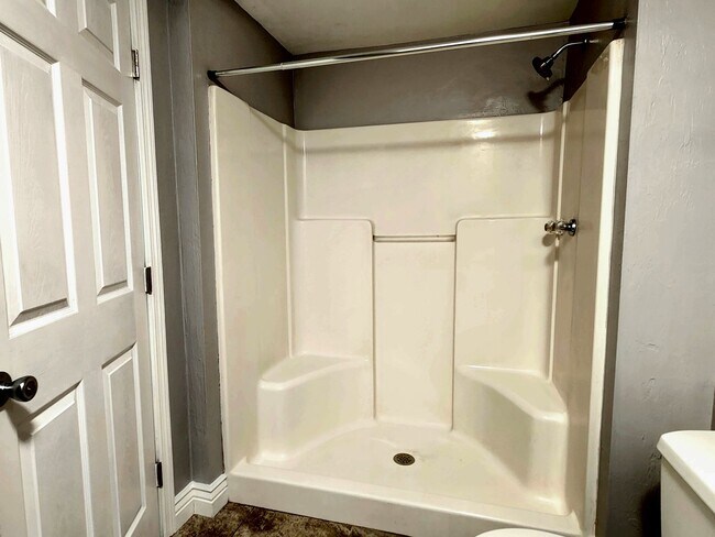 Building Photo - FOR RENT 4 bed 3 bath home