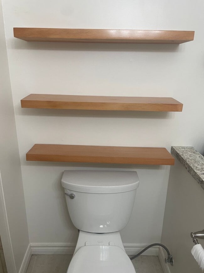 Building Photo - Nicely Maintained Clinton Home with Upgrades and Fenced Yard!