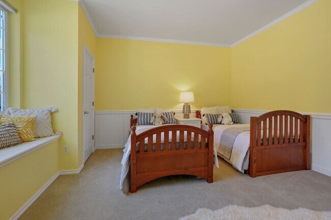 Building Photo - Spectacular Water Front Home With a Short Term  Lease to Start!