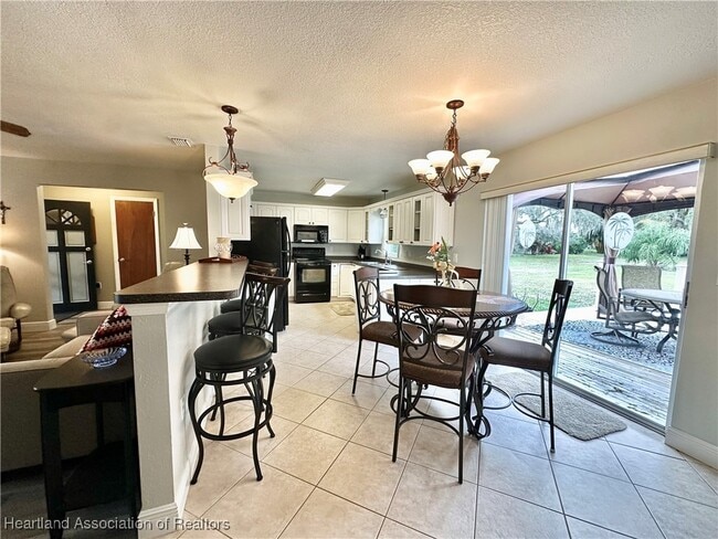 Building Photo - 3350 Lakeview Dr