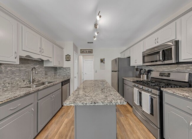 Building Photo - 4501 Parkwood Square