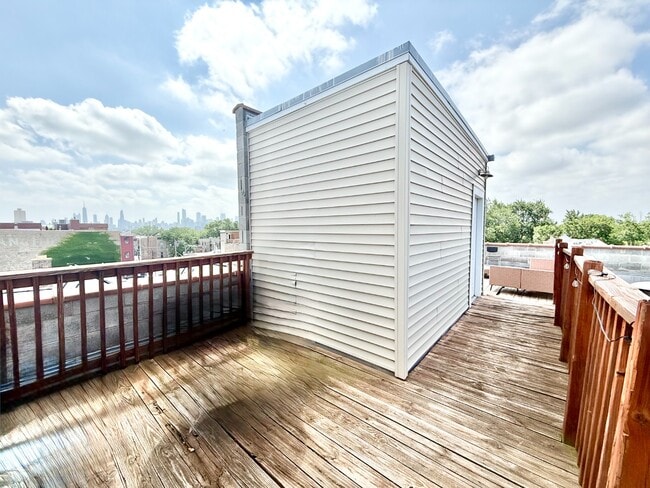 Building Photo - Stunning 2 Bed 2 Bath Plus Lofted Den in the Wicker Park area