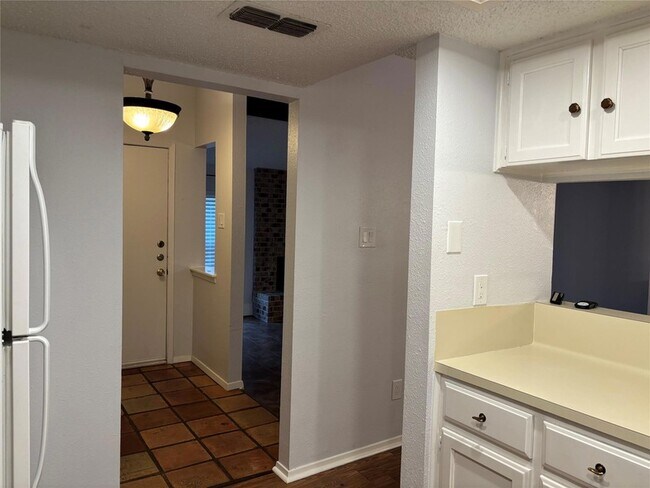 Building Photo - 8111 Baywood Dr