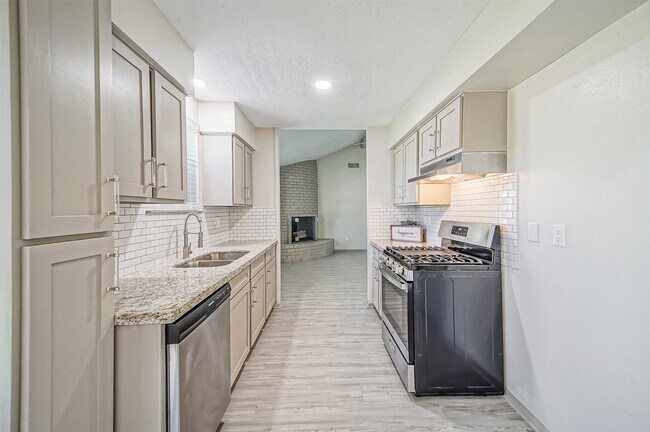 Building Photo - 407 Stratmore Dr