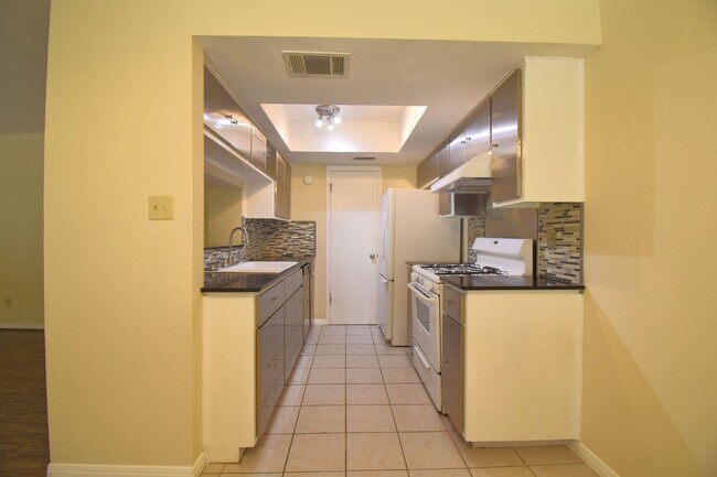 Building Photo - Hart Ln 6489