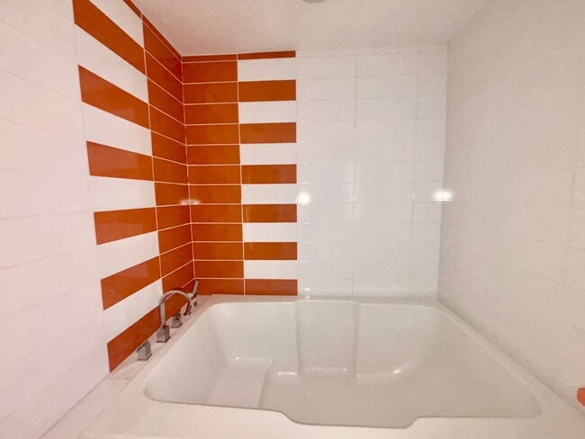 Building Photo - Hemphill Park Gem! 4 Bed/2.5 Bath - Availa...