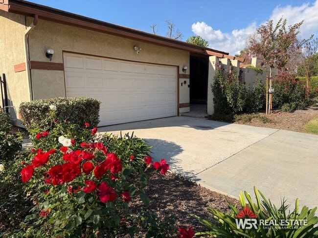 Building Photo - Victoria Ave. Home - 2 Bed / 2 Bath