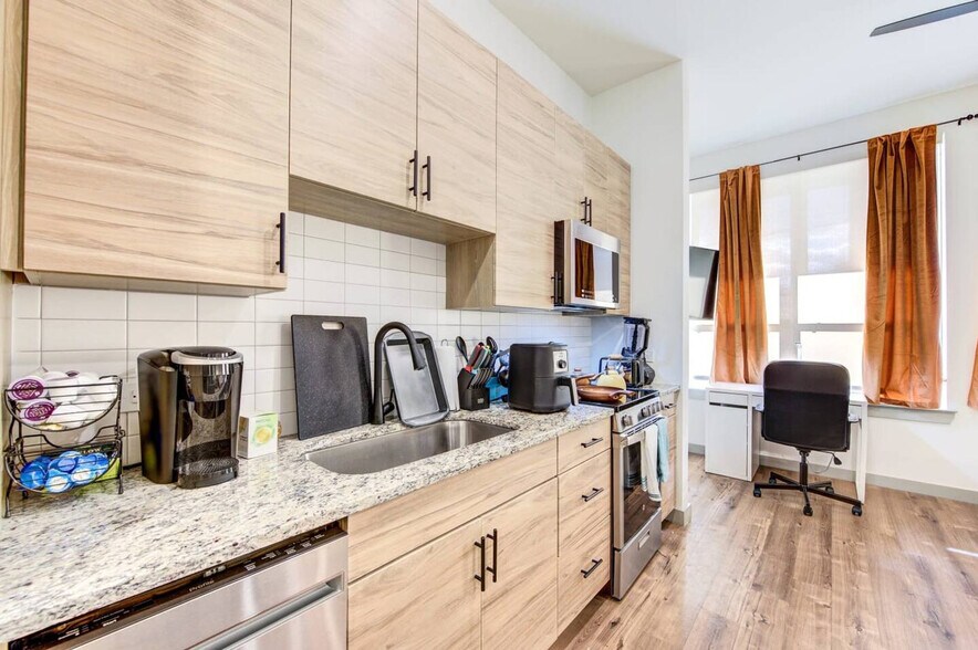 Building Photo - 1111 Shepherd Dr