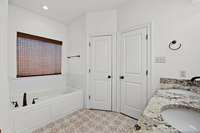 Building Photo - 404 Golden Leaf Ct