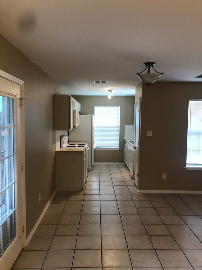 Building Photo - 467 Redbud Cir