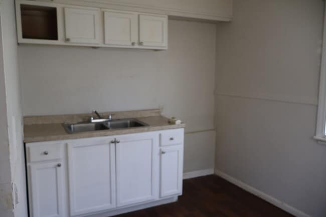 Building Photo - 2572-76 Van Buren Pl