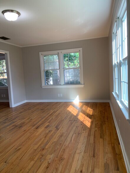 Building Photo - 114 Ellinor St