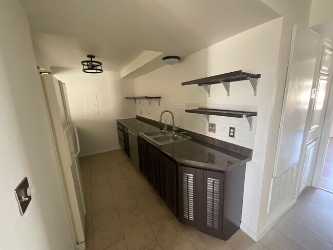 Building Photo - Newly renovated 2Bedroom 2 Bath Condo