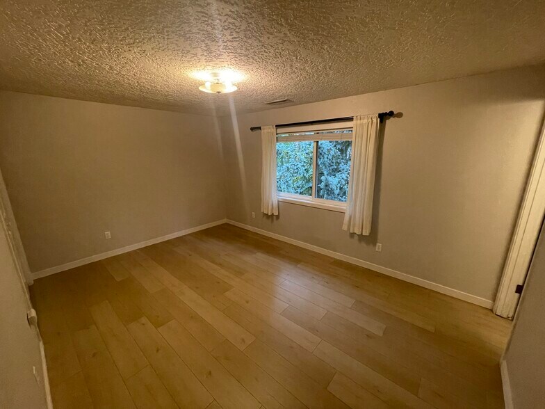 Building Photo - 3228 SW Dolph Ct