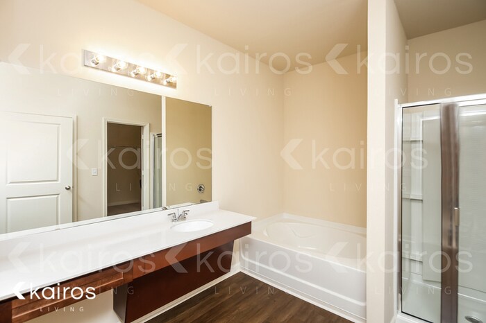 Building Photo - 10685 Bent Brook Dr