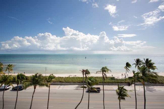 Building Photo - 1 Bedroom 1 Bathroom Furnished Direct Ocean View Condo: Lease dates  April 15 through November 30