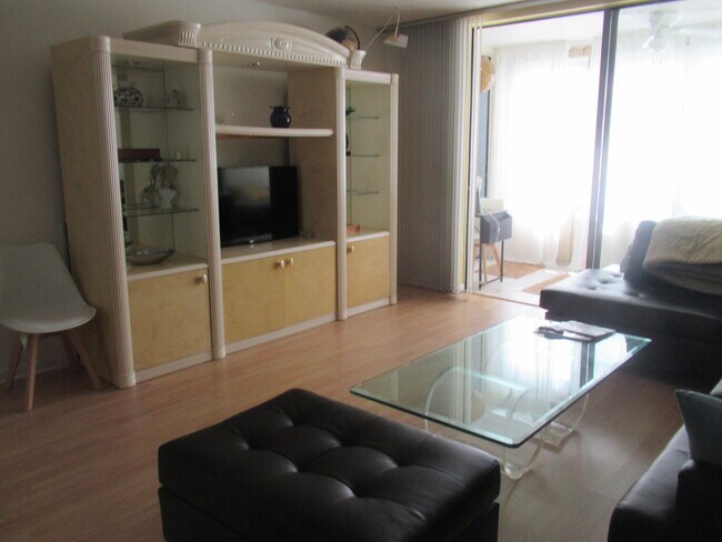 Building Photo - 2841 Somerset Dr