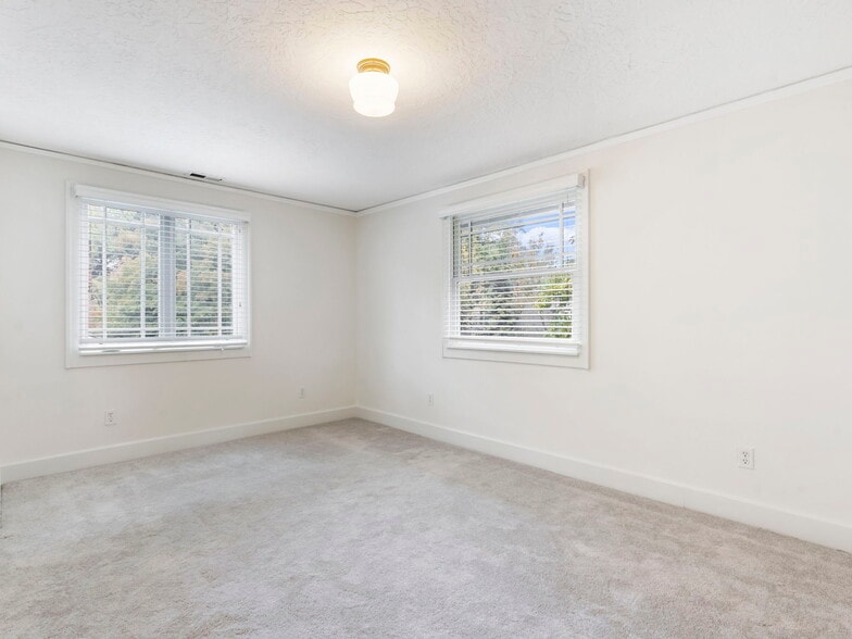 Building Photo - 2605 NE 35th Ave