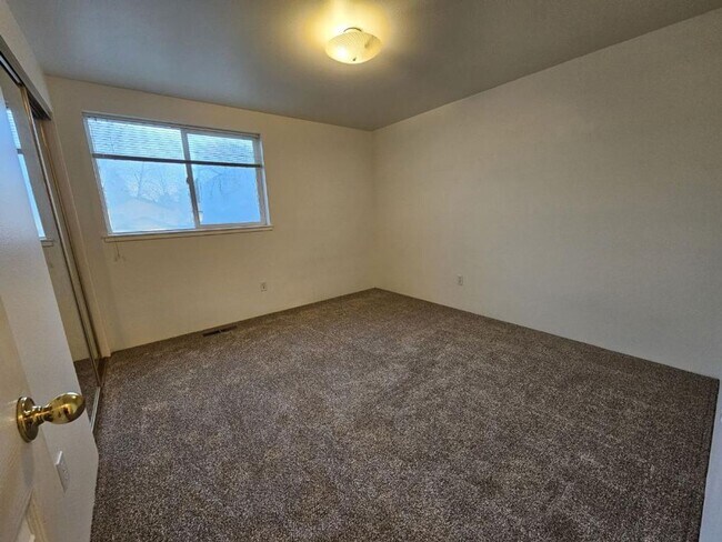 Building Photo - 1318 Golden Park Dr