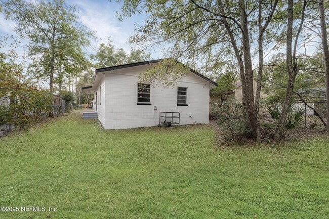 Building Photo - 2013 W 6th St