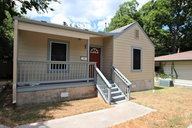 Building Photo - Great Three Bedroom House in Hyde Park Are...