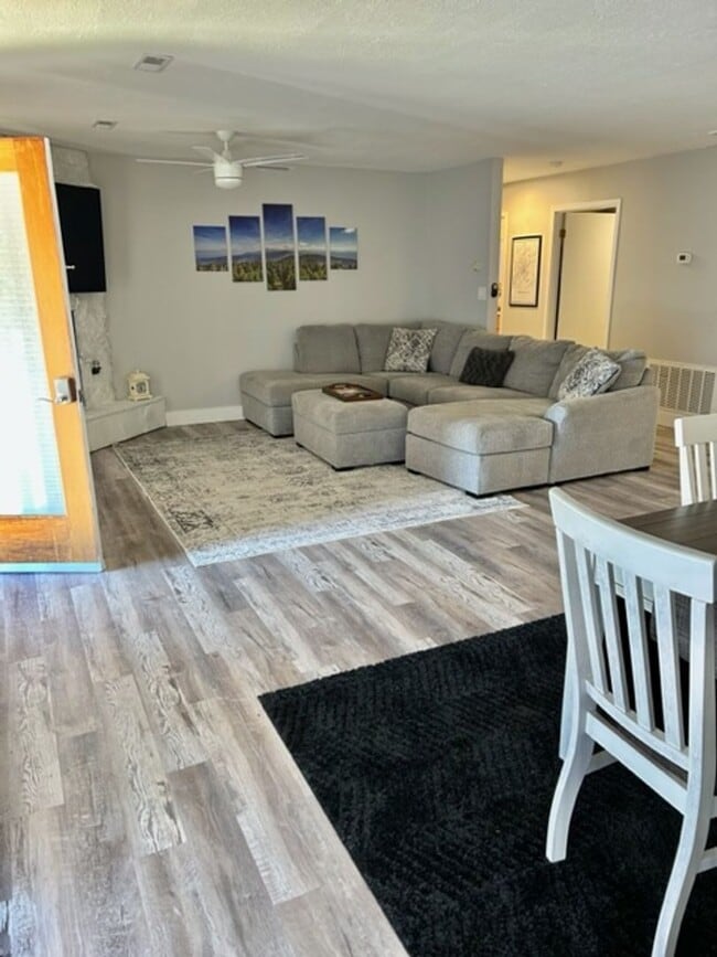 Building Photo - Greenback 37742-2 Bedrooms, 2 Baths, 2 car garage. Call Dick Cutler 865-254-1940