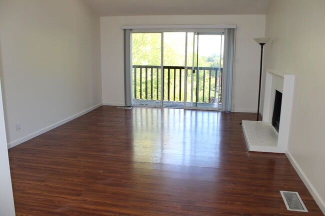 Building Photo - Bright 2 Bedroom, 2 Bathroom Condo, W/ Gar...