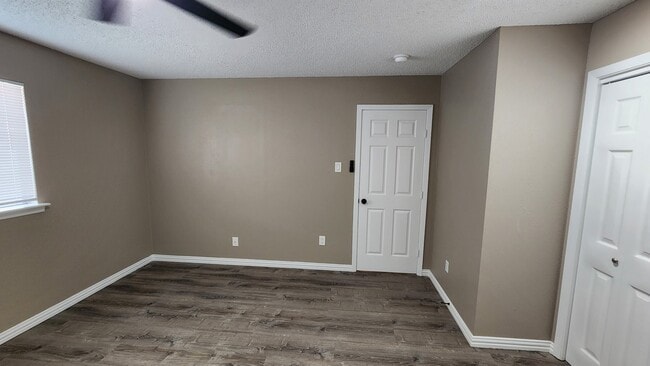 Building Photo - 10735 Parkland Woods Dr