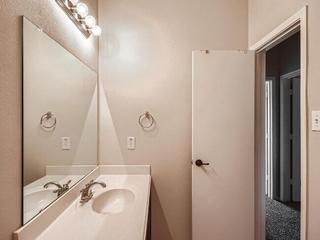 Building Photo - "Charming 3-Bed, 2-Bath Townhouse Retreat in Mesquite – Spacious 1586 Sq Ft on Woodshire Avenue!"...