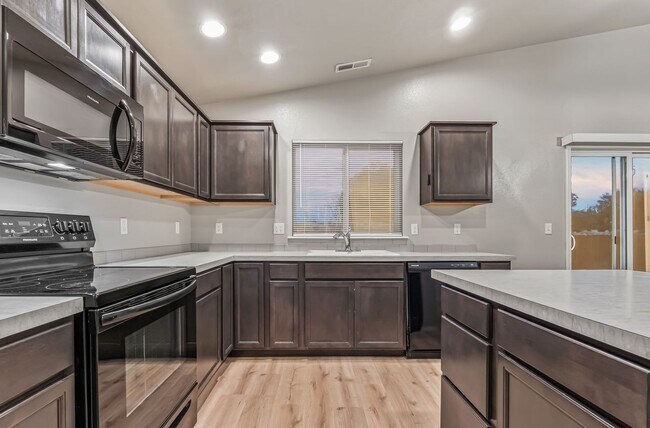 Building Photo - Spacious 4bd/2ba, Single Level Home in Qui...