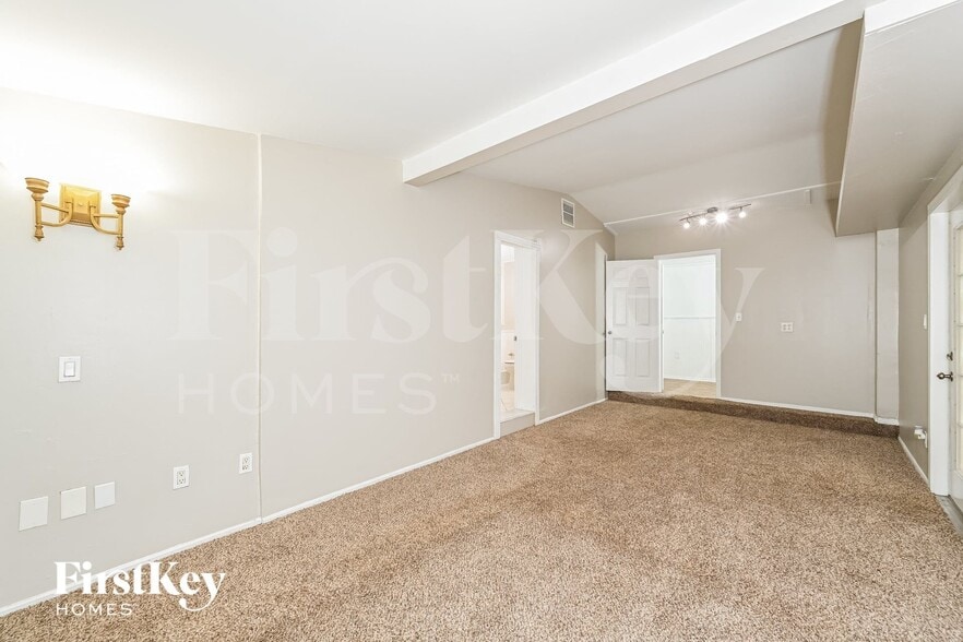Building Photo - 904 Alaska Dr