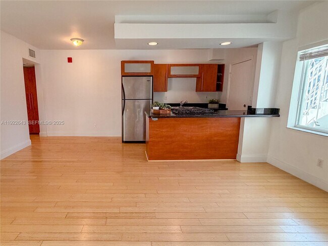 Building Photo - 10101 W Bay Harbor Dr