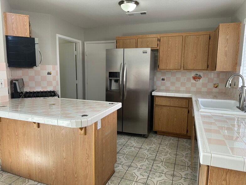 Building Photo - 4160 Country Garden Ave