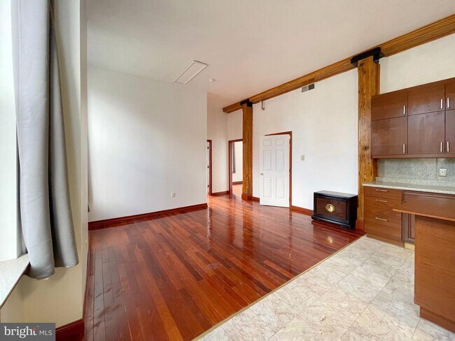 Building Photo - 1301-3 Vine St