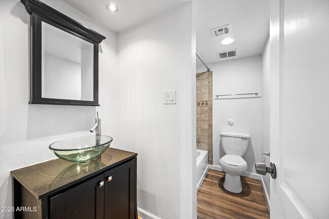 Building Photo - 4410 N Longview Ave