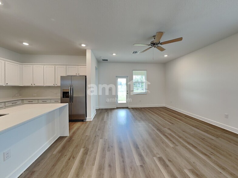 Building Photo - 3019 19th Ave W