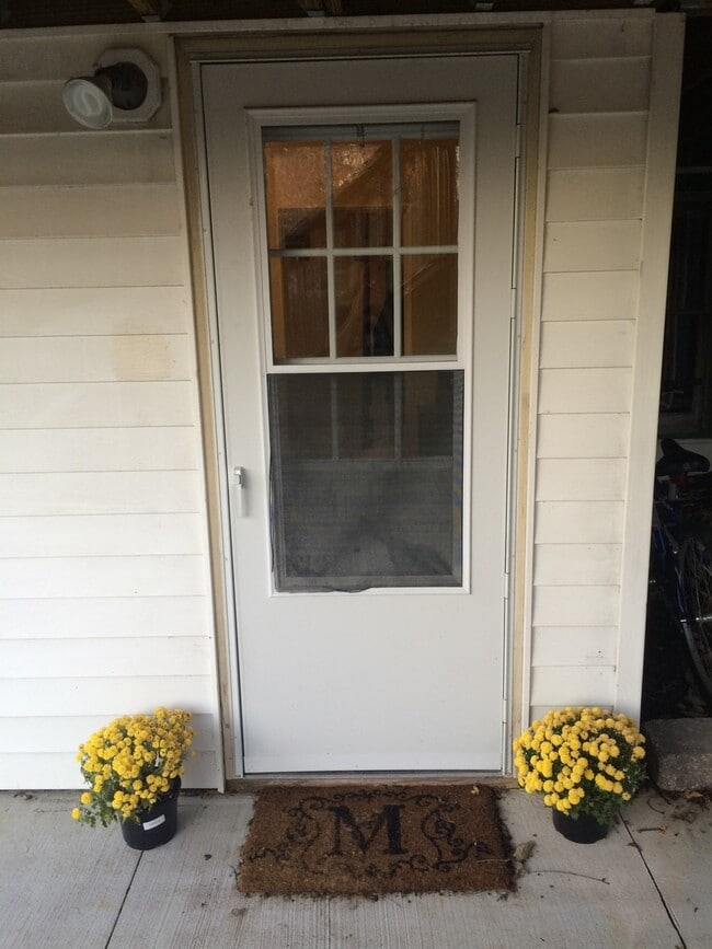 Building Photo - 1 Bedroom Duplex Close to UIHC All Utiliti...