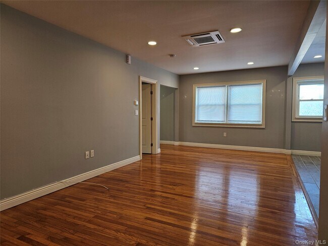 Building Photo - 3 Shadylawn Pl