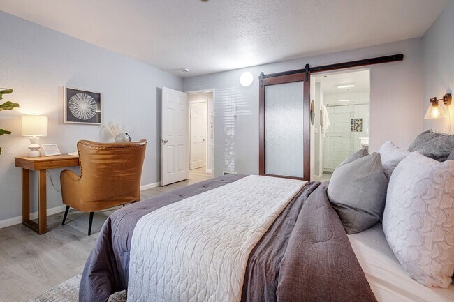 Building Photo - Advent - Low Deposit W/ Laundry & Parking!